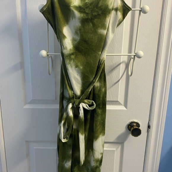 SHEIN tie-dye green dress with adjustable straps and side slit - Picture 4 of 11